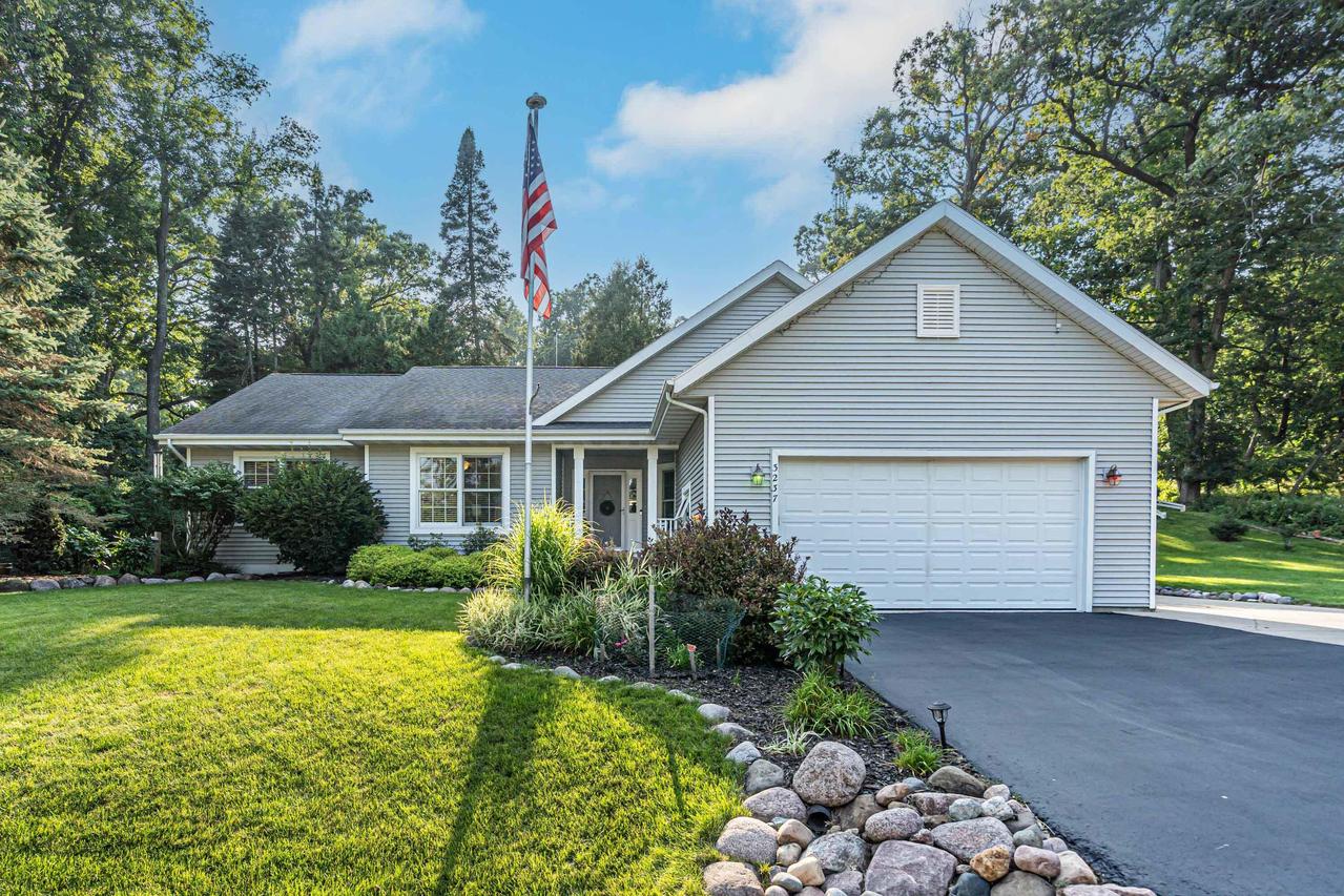 N3237 Robin Rd, Geneva, WI 53147