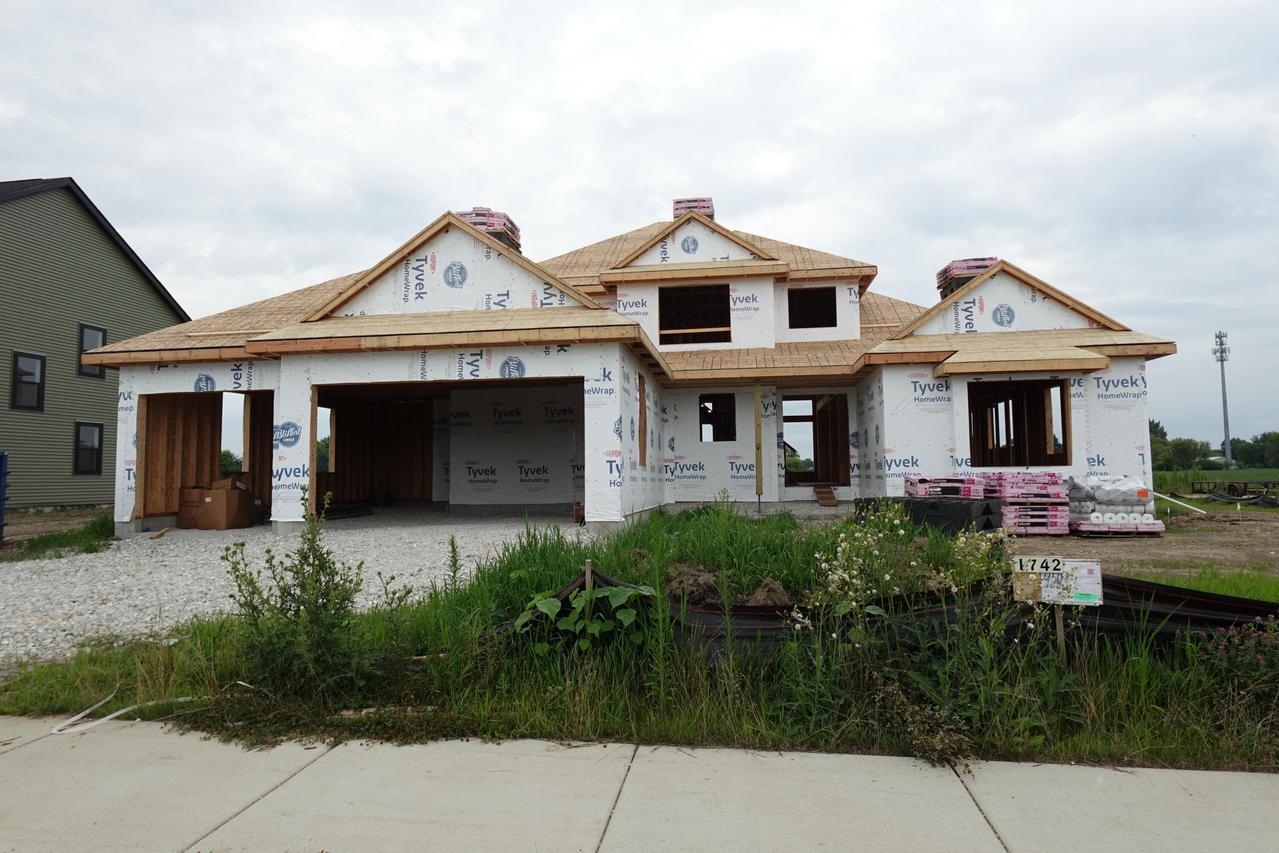 1742 Switchgrass St, Oconomowoc, WI 53066