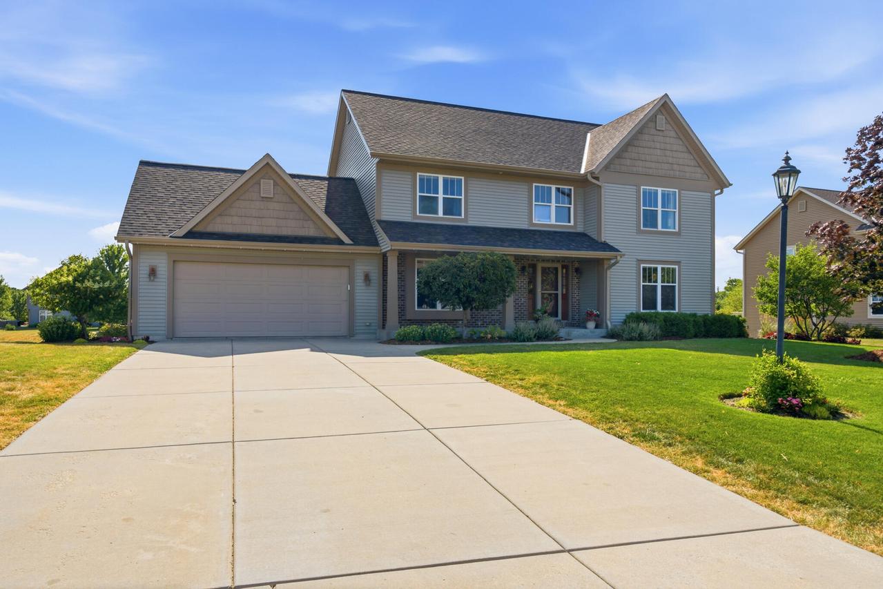 8224 S Shadwell Cir, Franklin, WI 53132
