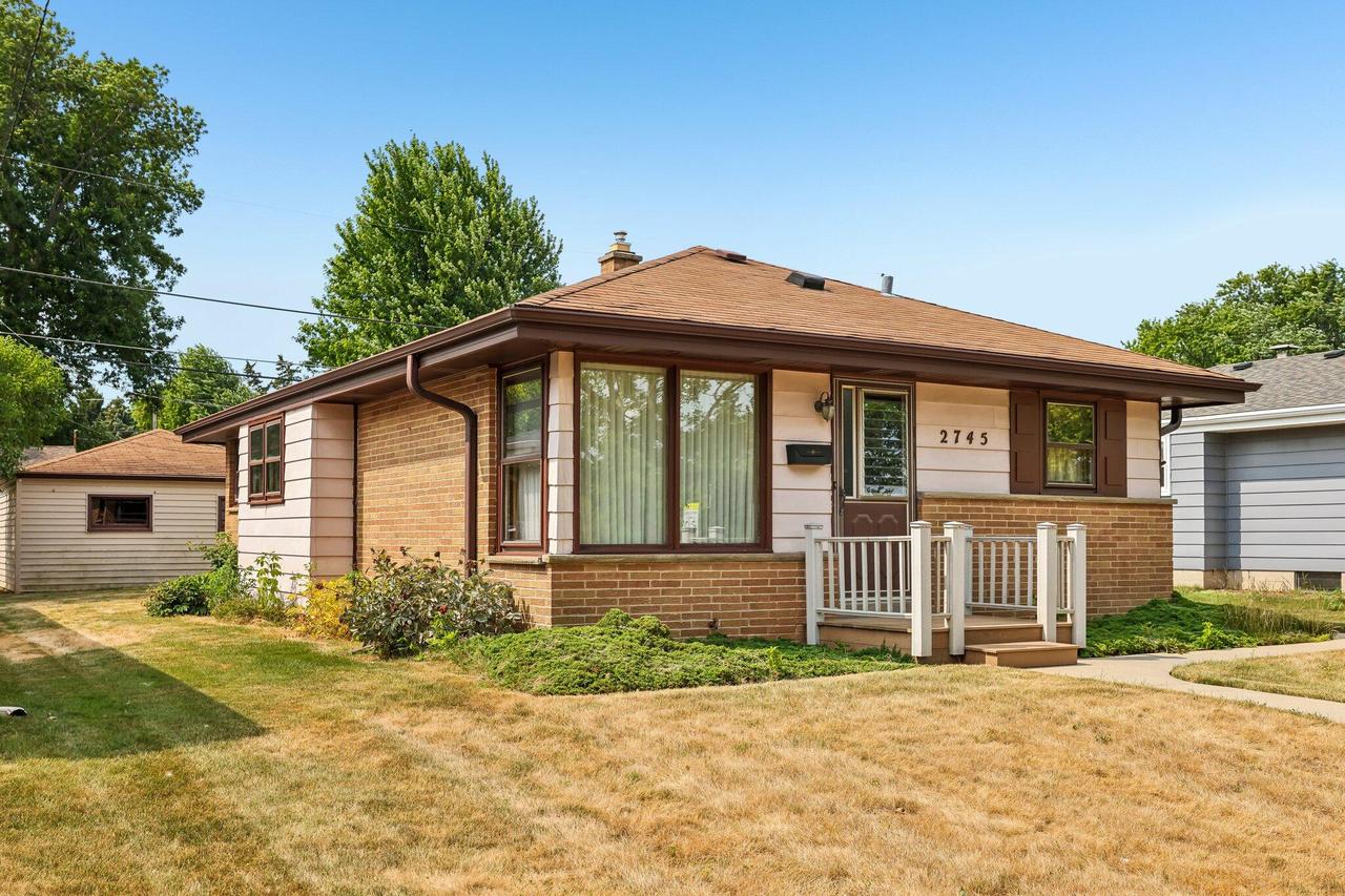 2745 E Bolivar Ave, Saint Francis, WI 53235