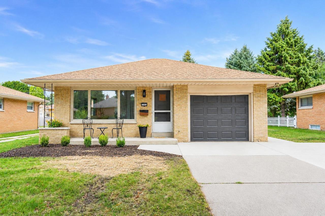 2962 S 80th St, West Allis, WI 53219