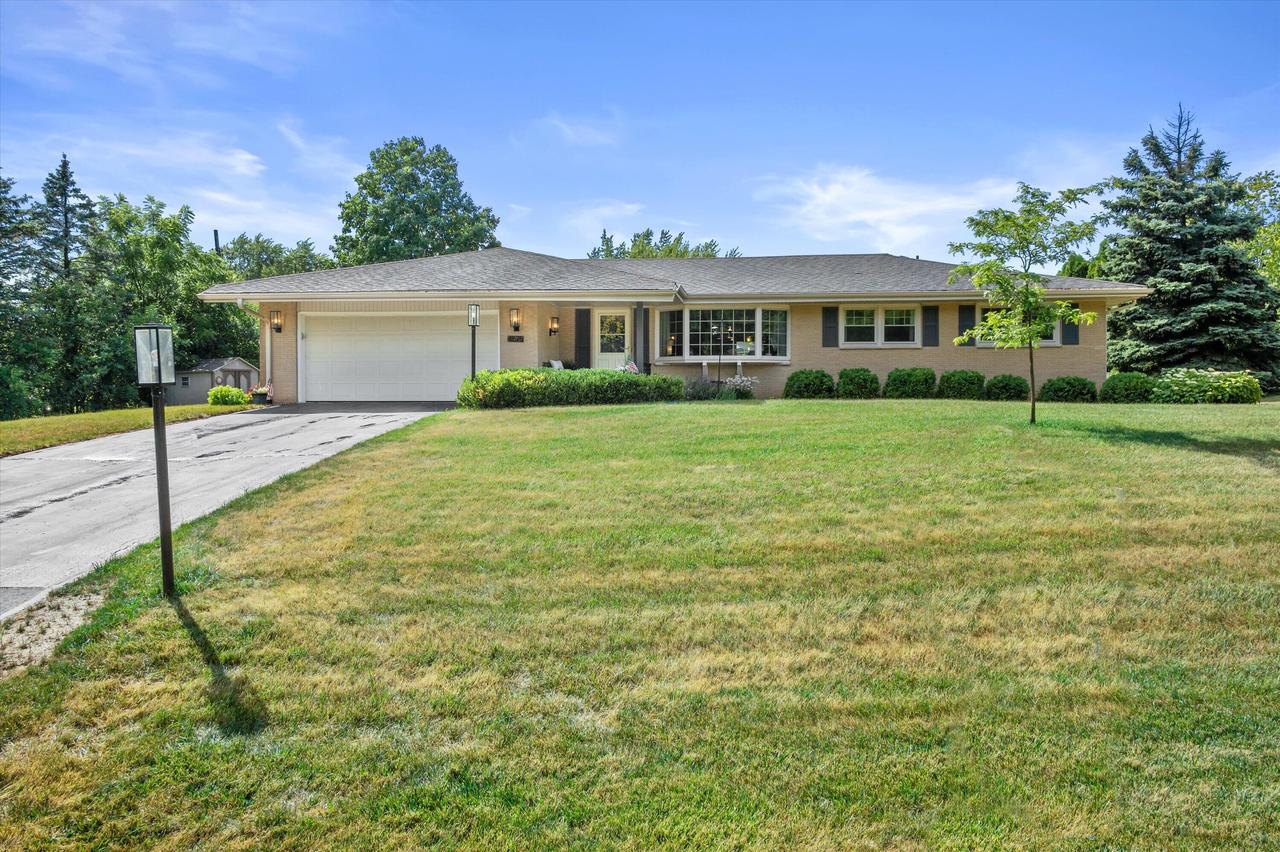 4575 Lincrest Dr, Brookfield, WI 53045
