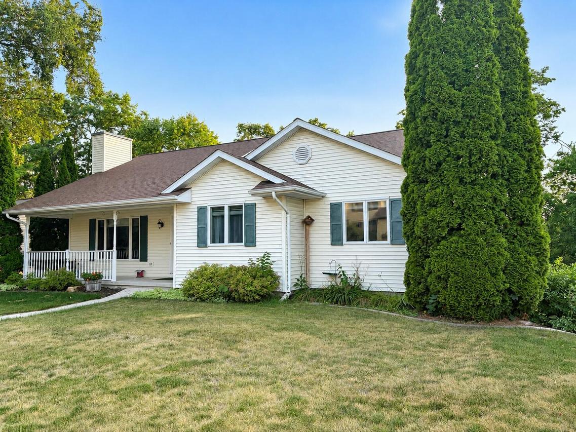 404 Bittersweet Ln, Plymouth, WI 53073