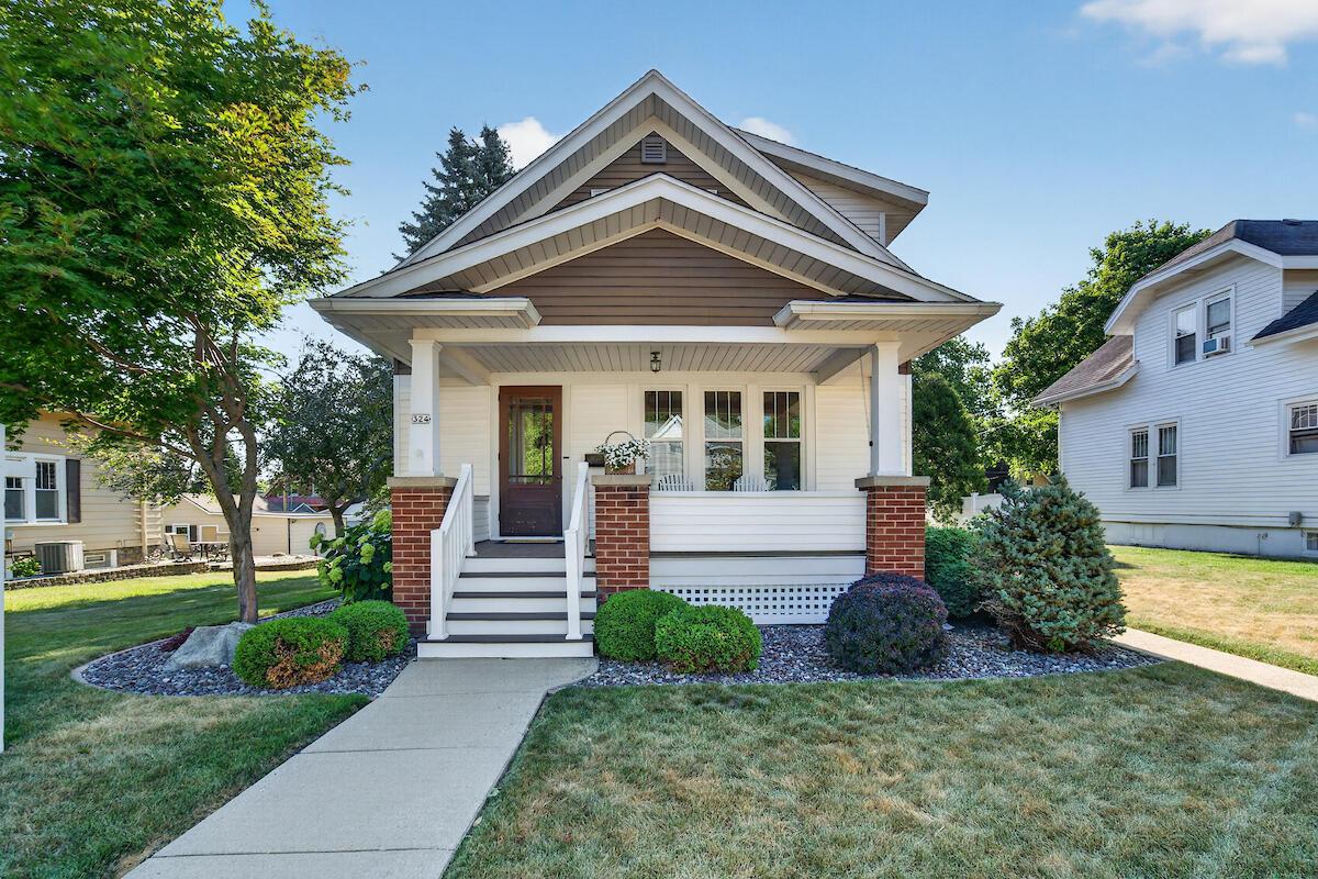 324 Henry St, Burlington, WI 53105