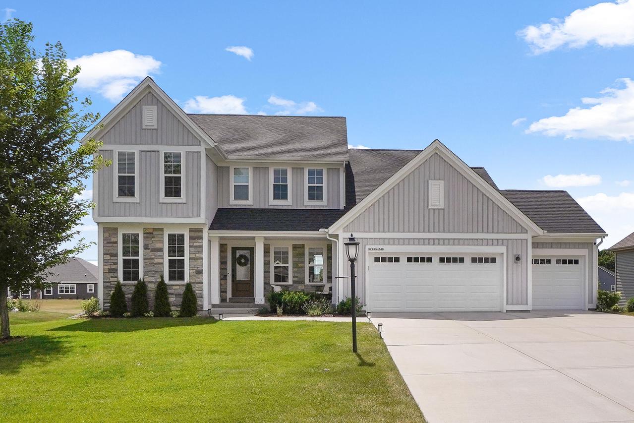 W223N4648 Seven Oaks Dr, Pewaukee, WI 53072