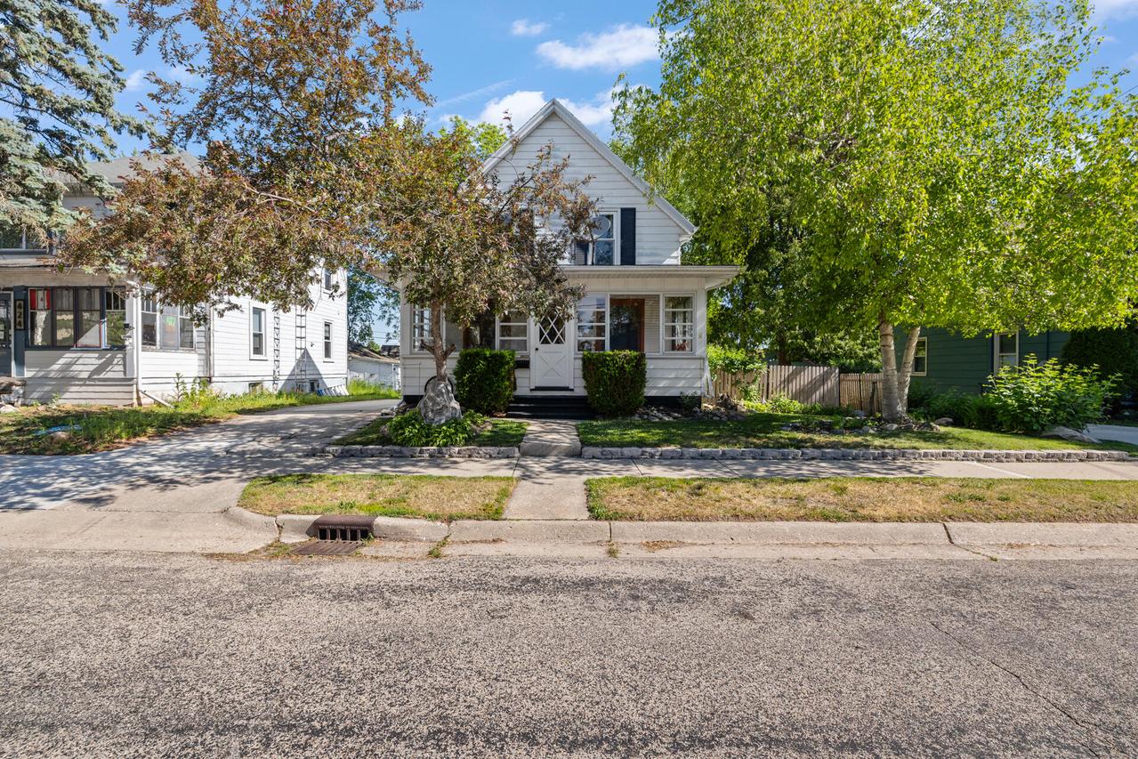 432 Pleasant Ave, Hartford, WI 53027