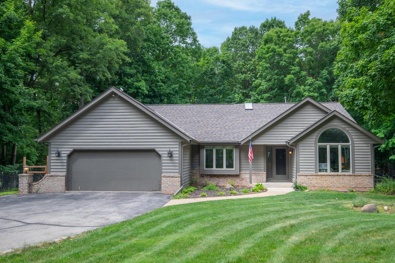 N64W33946 Lakeview Dr, Merton, WI 53066