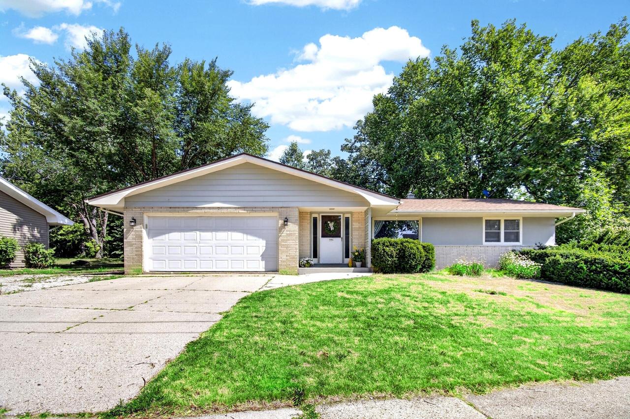 586 Oak St, Burlington, WI 53105
