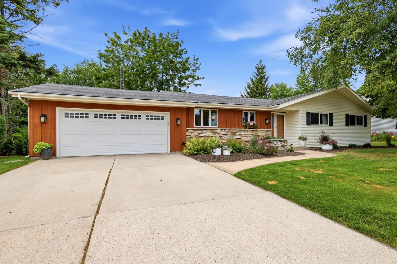 1020 S Washington Dr, Howards Grove, WI 53083