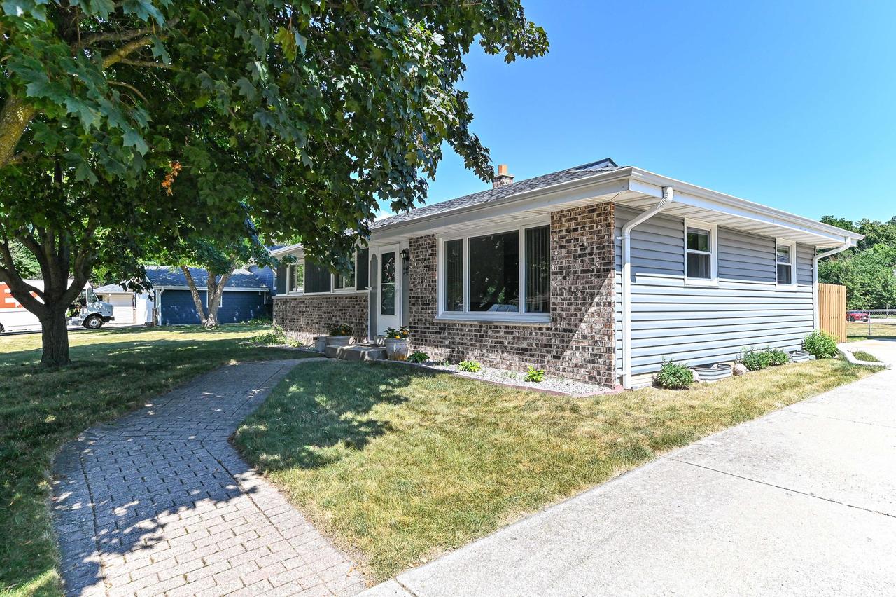 3310 E Woodview Ave, Oak Creek, WI 53154