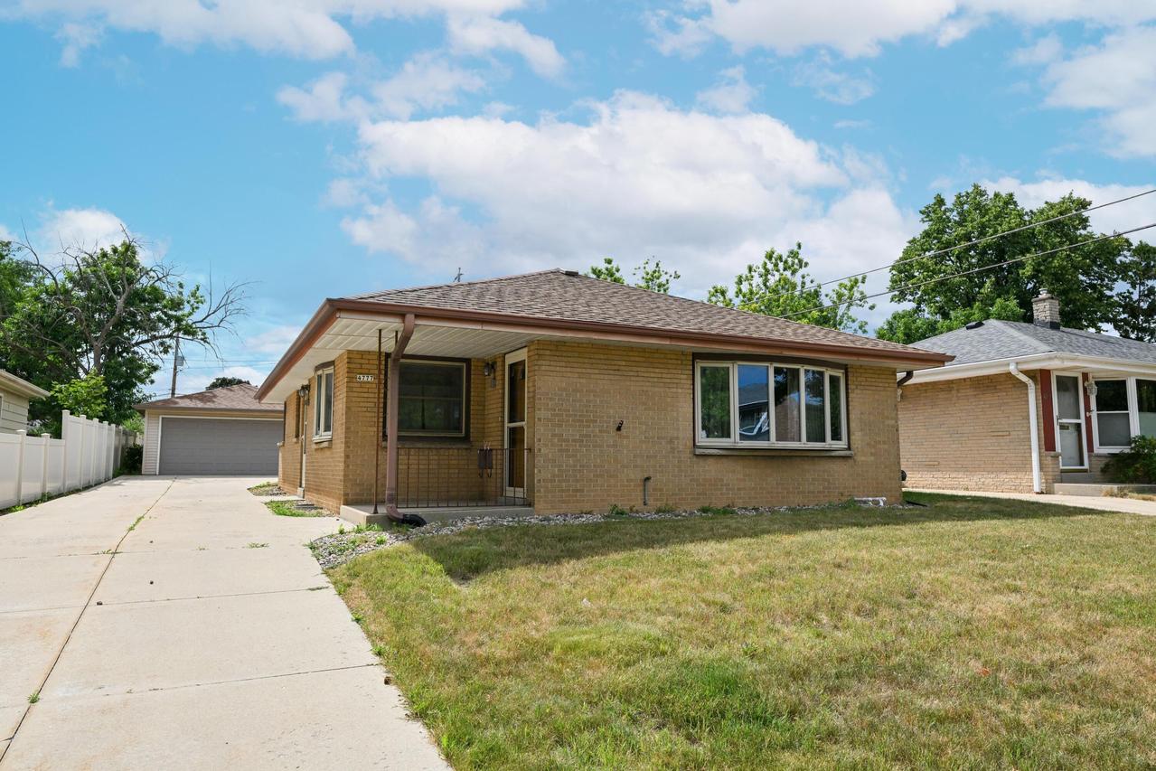 4777 S 14th St, Milwaukee, WI 53221