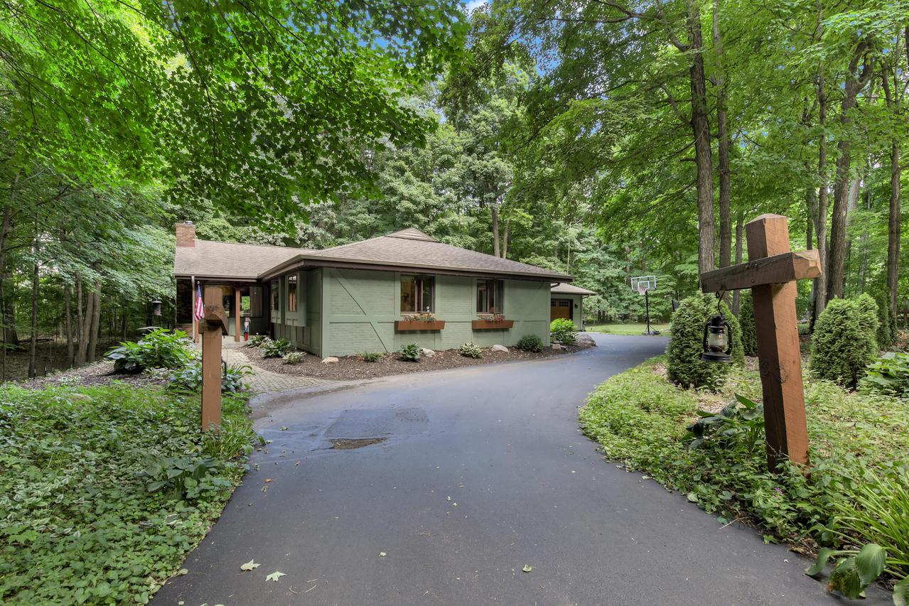 1753 Whispering Woods Ct, Richfield, WI 53076