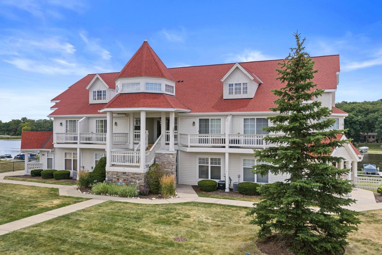2107 Landings Ln, Delavan, WI 53115