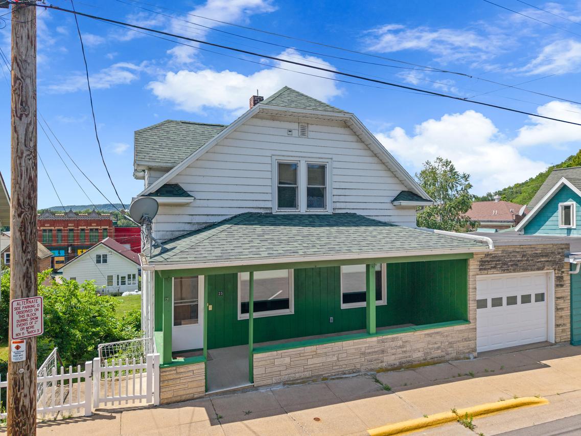 23 N Hill St, Fountain City, WI 54629