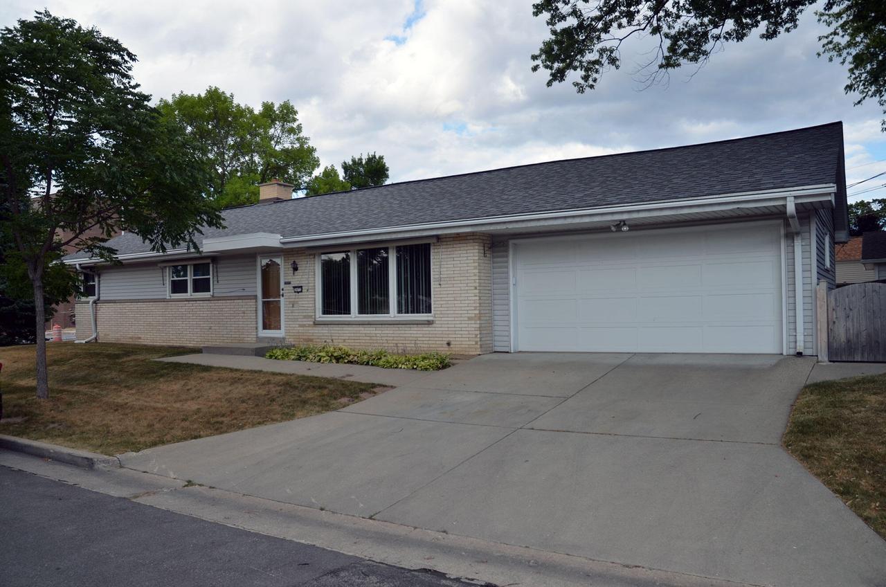 2672 N 115th St, Wauwatosa, WI 53226