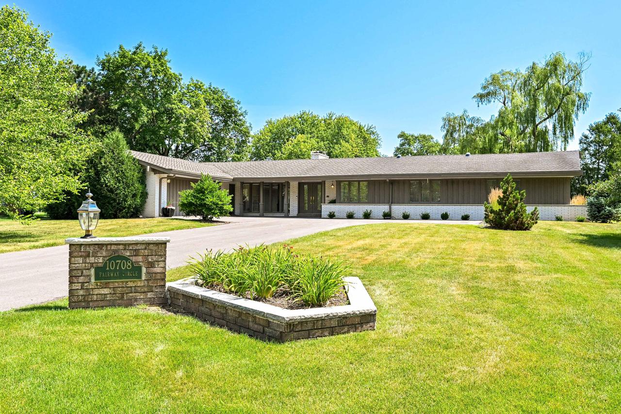 10708 N Fairway Cir, Mequon, WI 53092