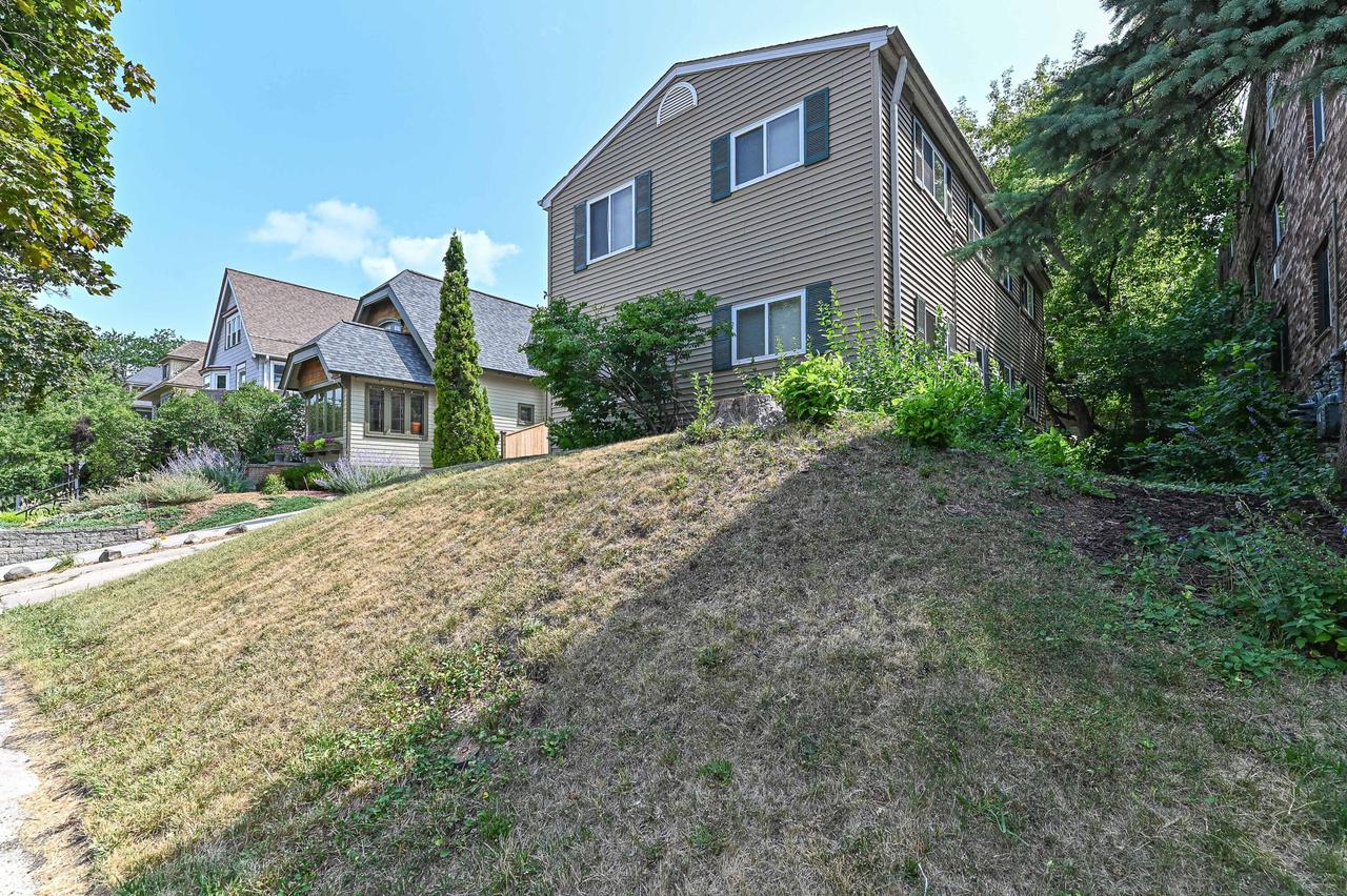 2520 N Murray Ave #2522, Milwaukee, WI 53211