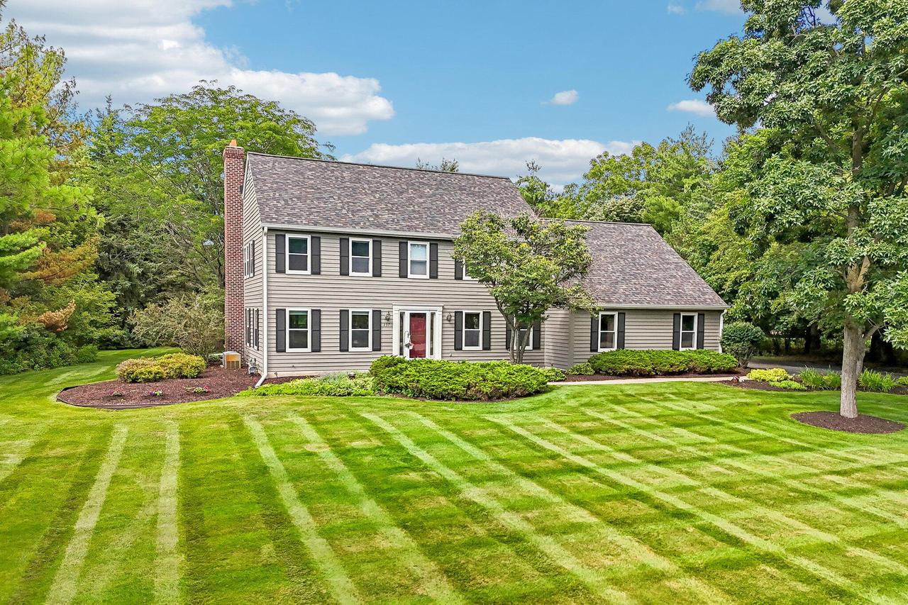 237 Hickory Dr, Delafield, WI 53018