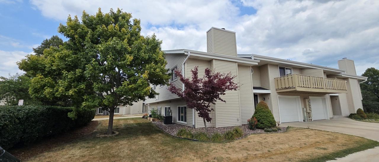 6461 S Crabapple Ct #1, Oak Creek, WI 53154
