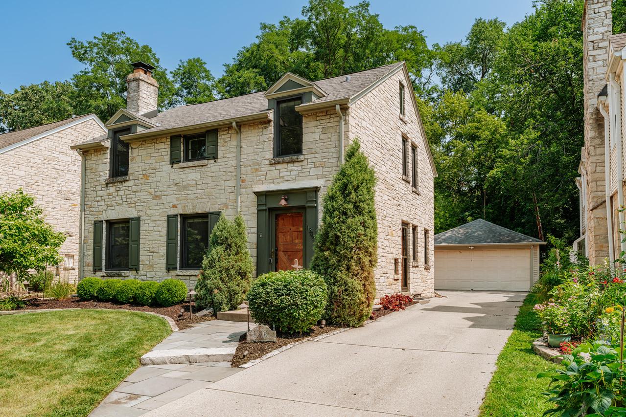 1306 Martha Washington Dr, Wauwatosa, WI 53213