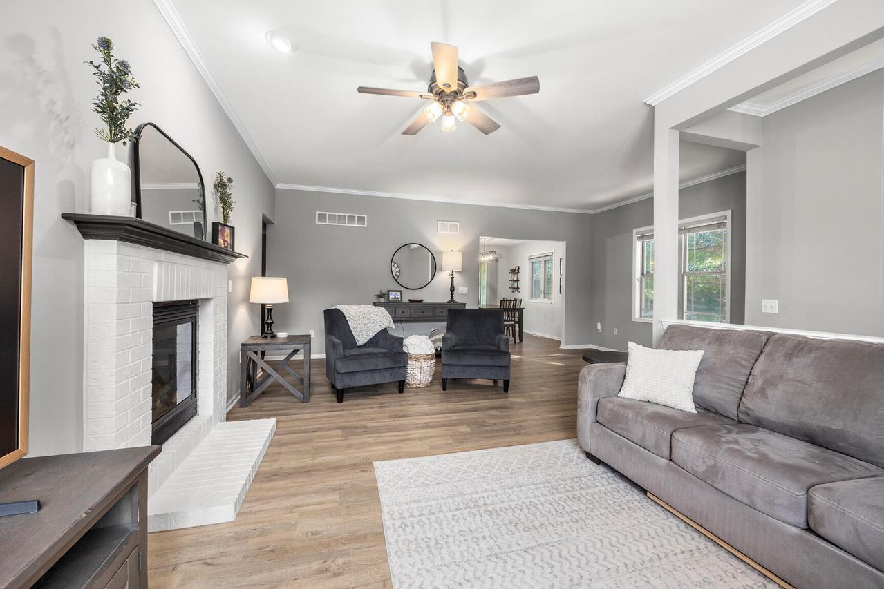 1330 Oak Tree Ct, Slinger, WI 53086