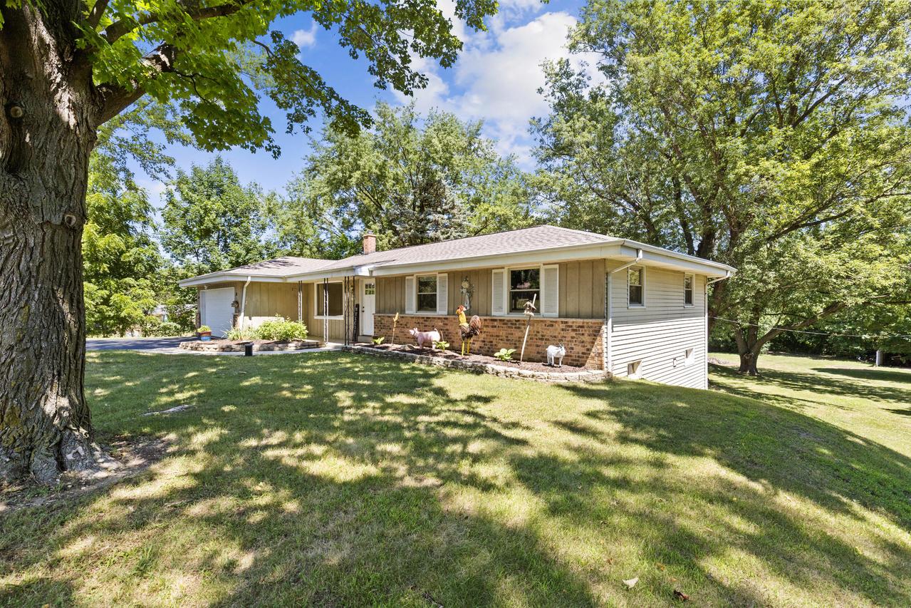 W230S5930 Molla Dr, Waukesha, WI 53189