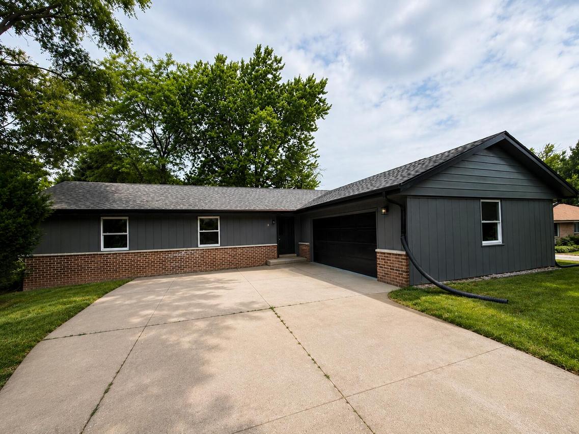 7245 S 35th St, Franklin, WI 53132