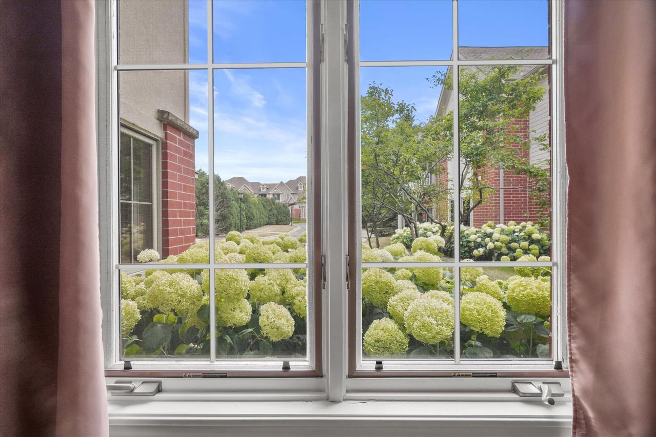 17490 Crest Hill #10, Brookfield, WI 53045