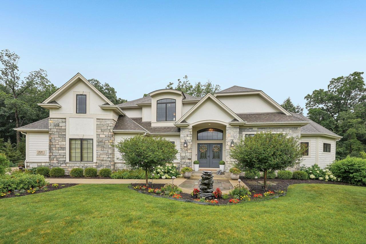 1646 Twisted Oak Ct, Hartland, WI 53029