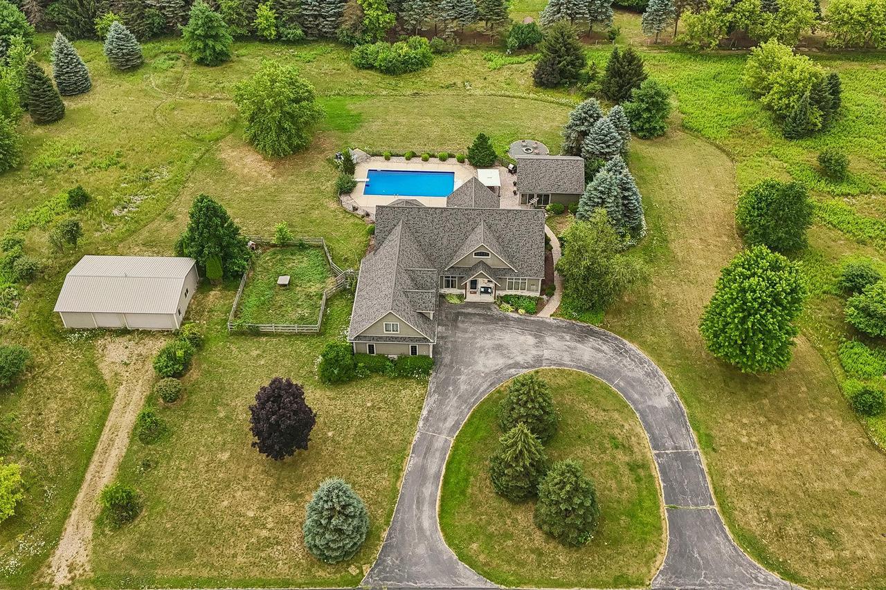 W287N8810 Center Oak Rd, Merton, WI 53029