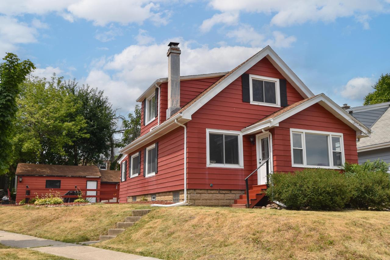 1475 S 95th St, West Allis, WI 53214