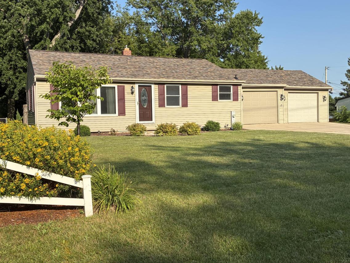 1309 Crestwood Dr, Green Bay, WI 54313