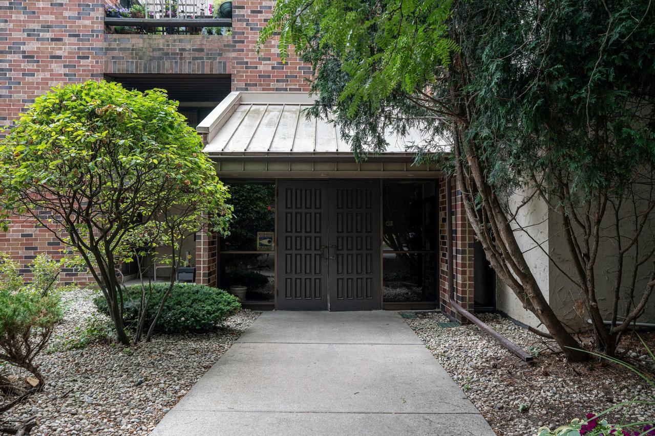 2350 W Good Hope Rd #254, Glendale, WI 53209