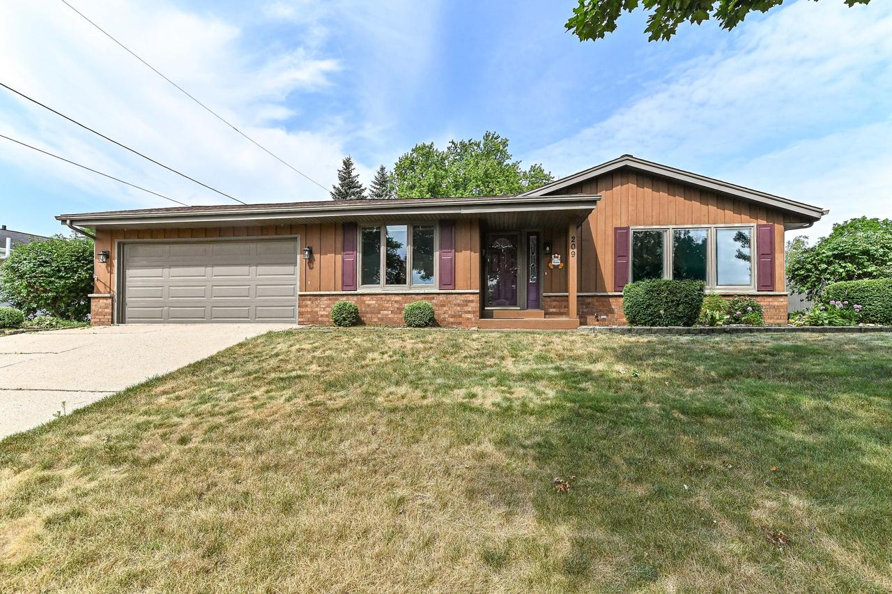 209 Parkview Dr, Burlington, WI 53105