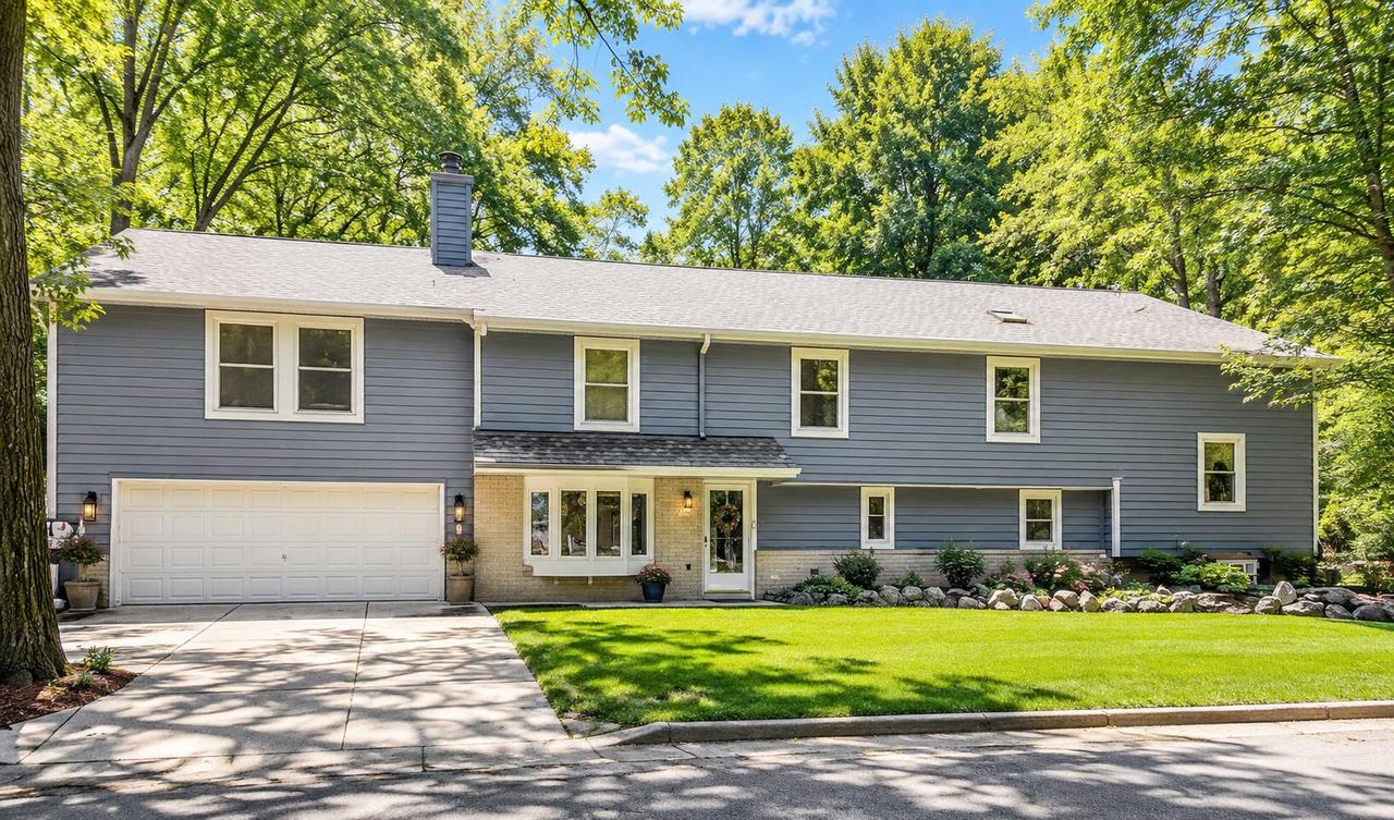 727 E Madison St, Oconomowoc, WI 53066