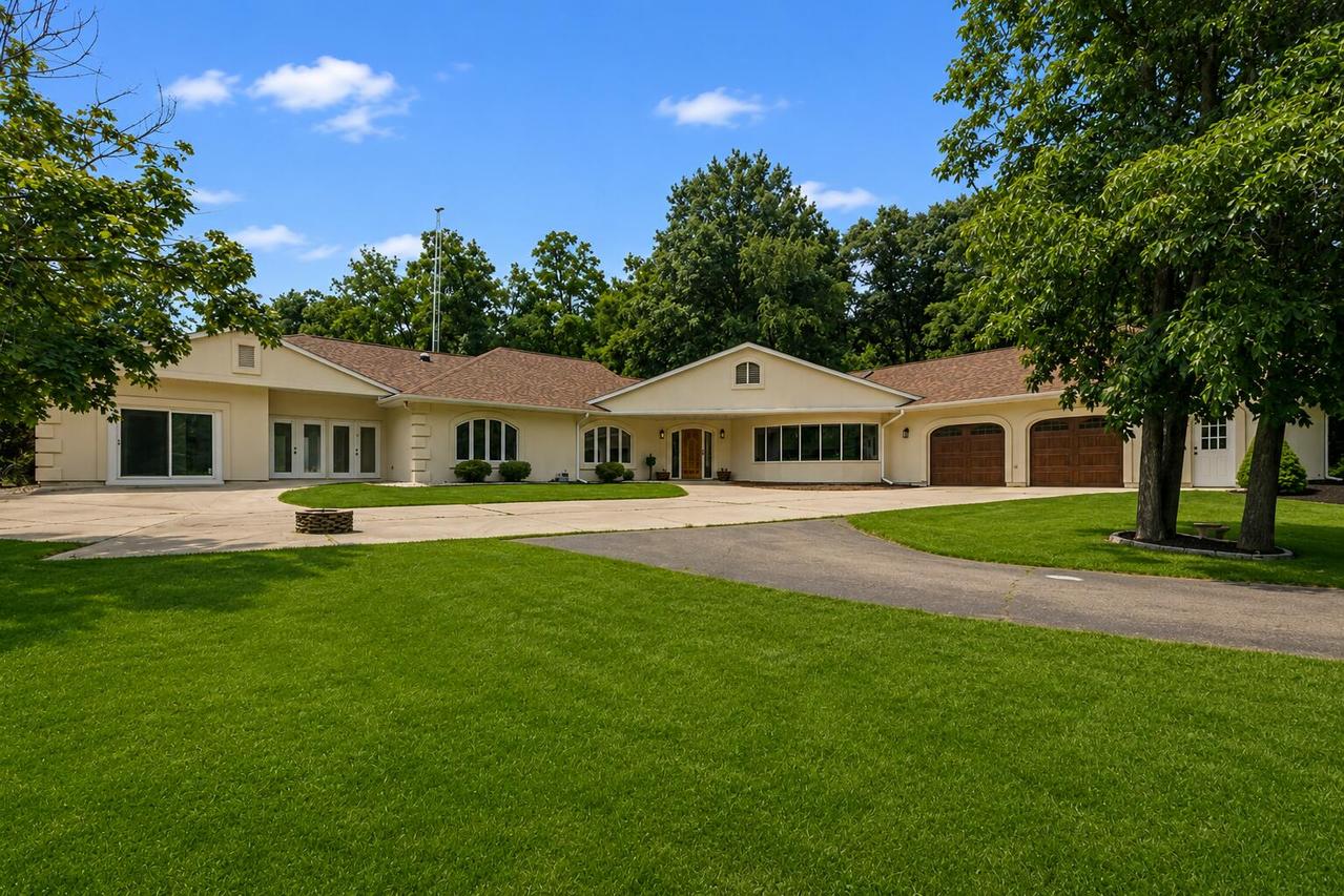 903 W Hazel Ridge, Elkhorn, WI 53121