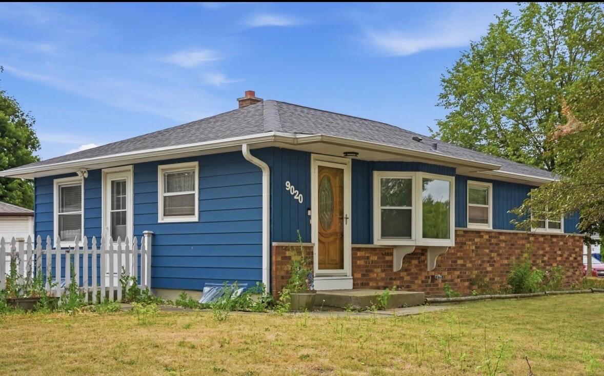 9020 S Chicago Ct, Oak Creek, WI 53154