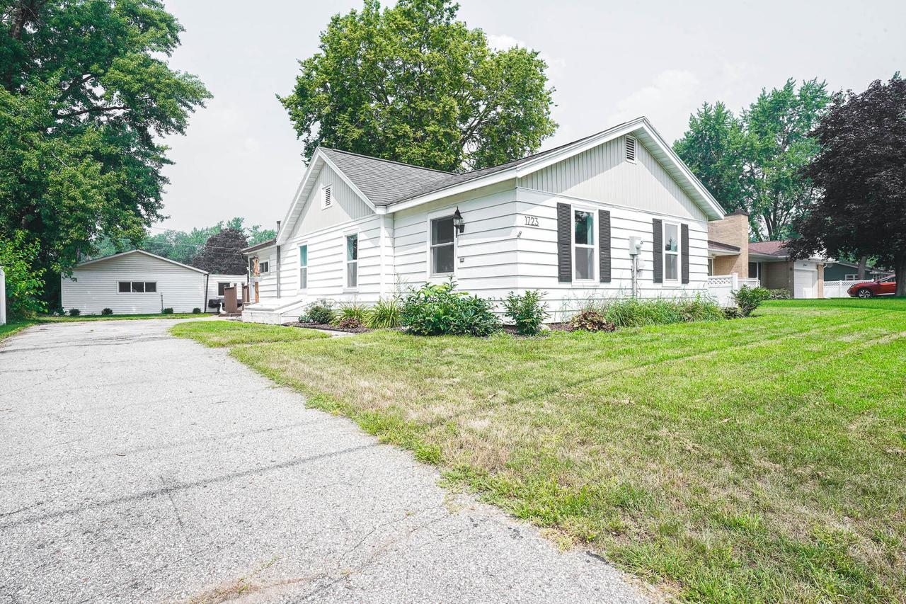 1723 Bainbridge St, Campbell, WI 54603