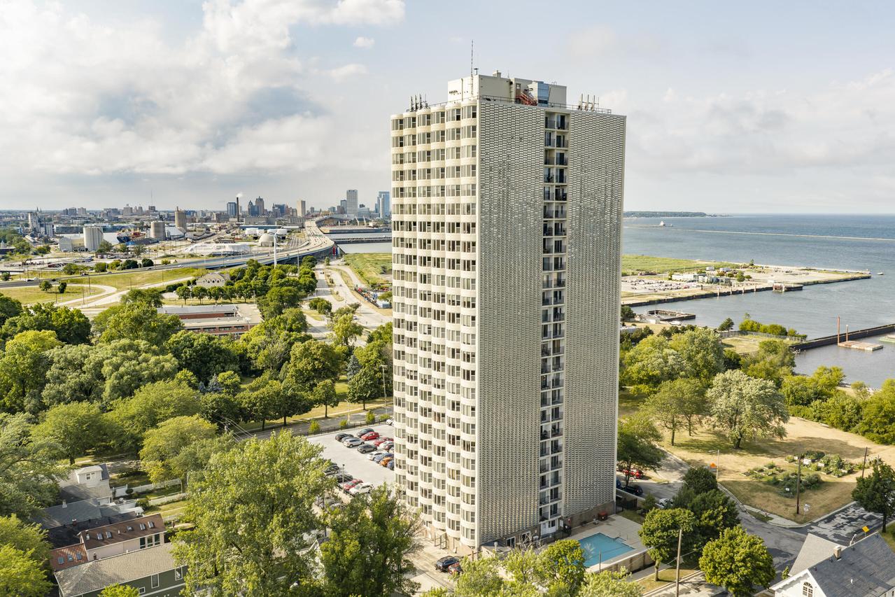 2525 S Shore Dr #16D, Milwaukee, WI 53207