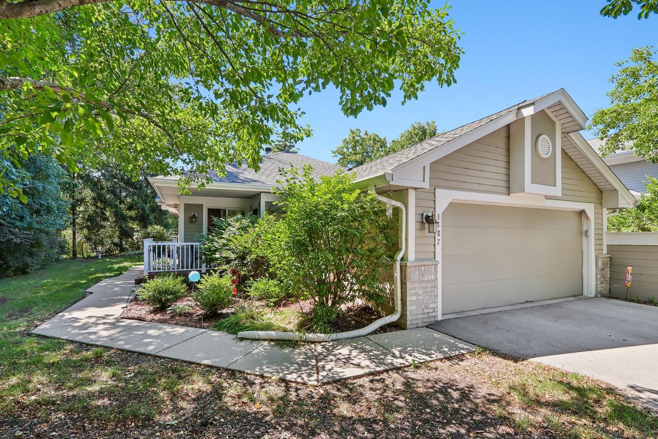 3187 S Waterford Ct, New Berlin, WI 53151