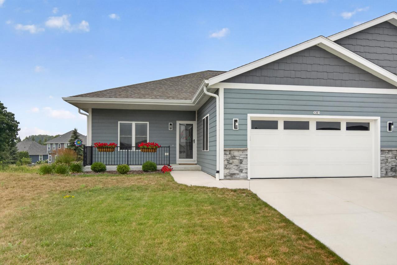 1361 Scenic Pointe Ct, Hartford, WI 53027