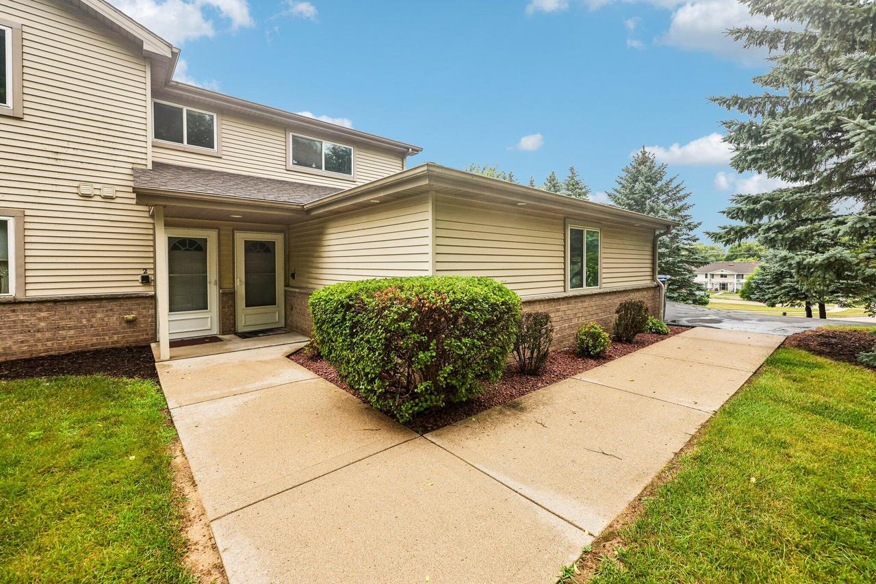 842 Evergreen Dr #1, Hartford, WI 53027