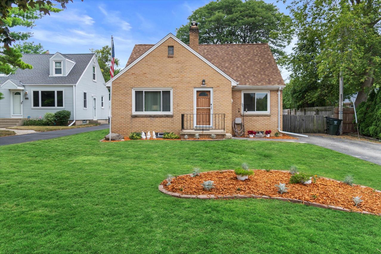 13706 W Meadow Ln, New Berlin, WI 53151