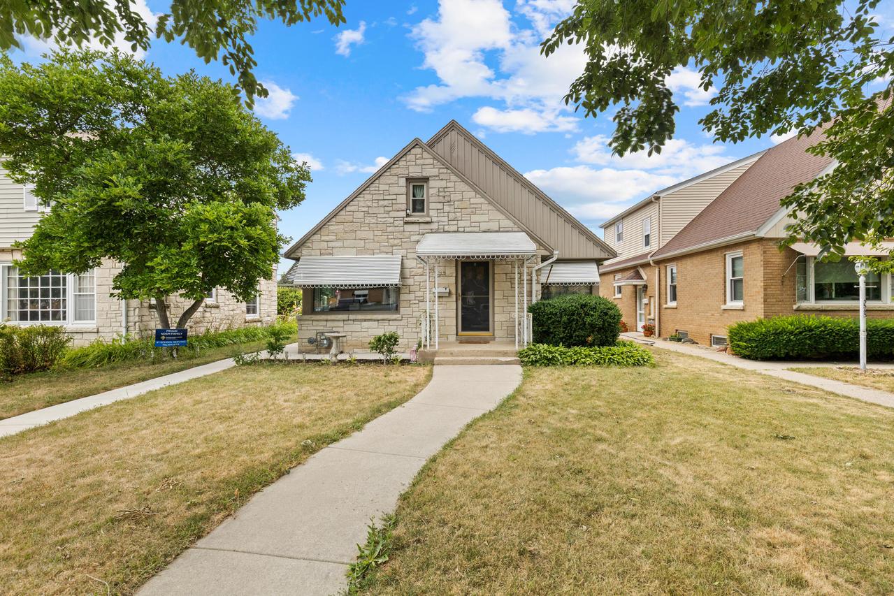 3569 S 14th St, Milwaukee, WI 53221