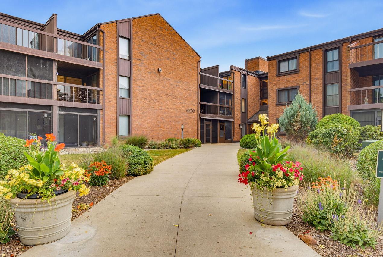 6100 W Stonehedge Dr #365D, Greenfield, WI 53220