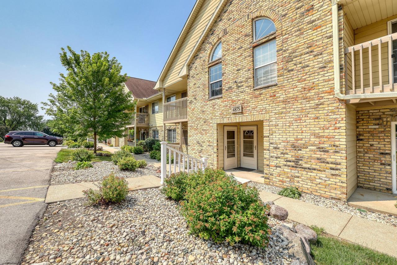 4875 Easy St #5, Delafield, WI 53029