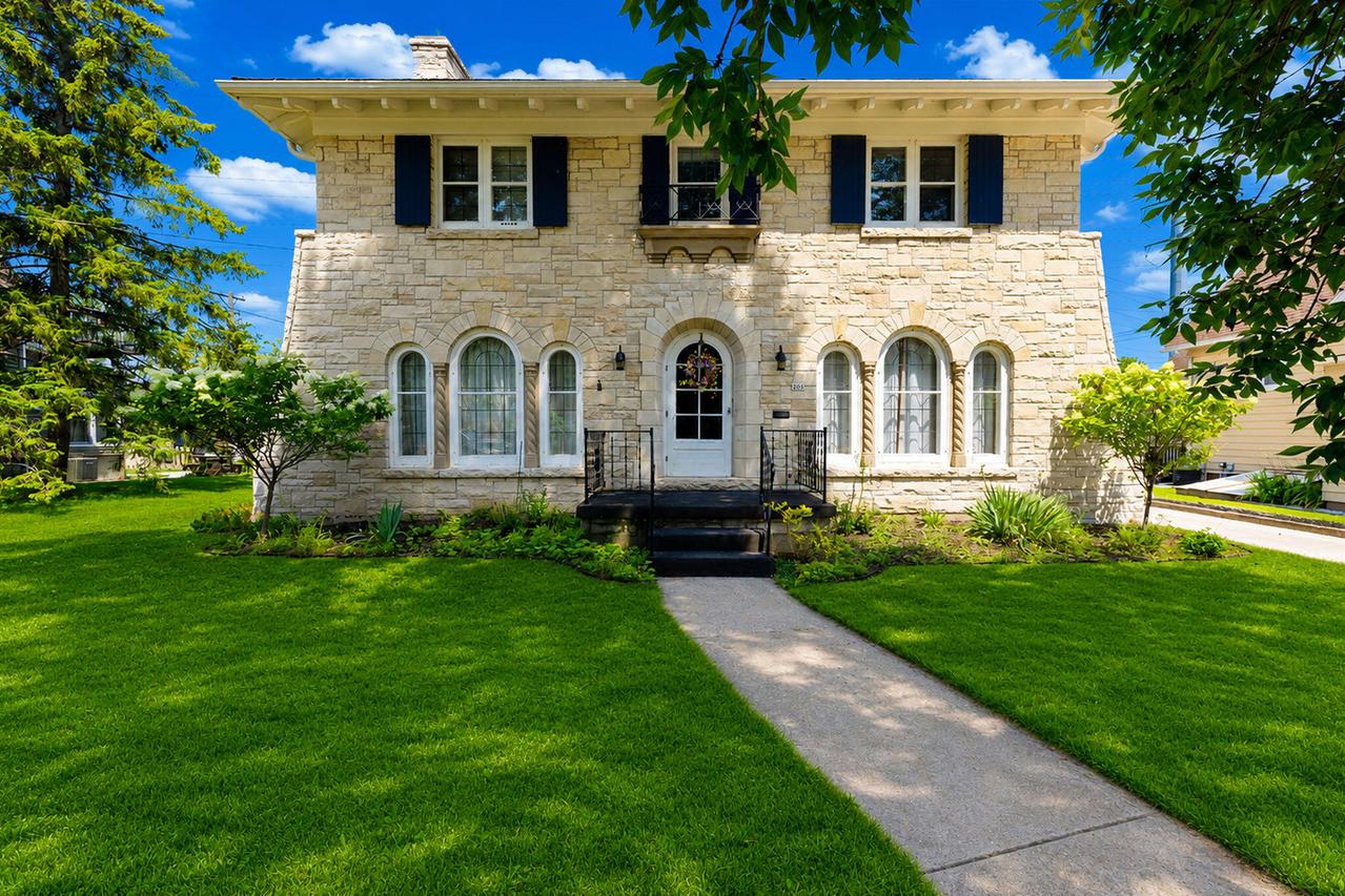 208 W Chestnut St, Port Washington, WI 53074