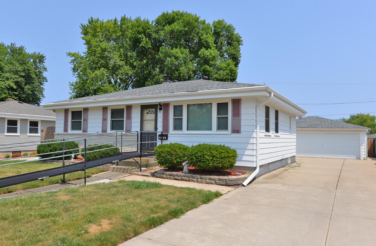 2207 Illinois St, Racine, WI 53405