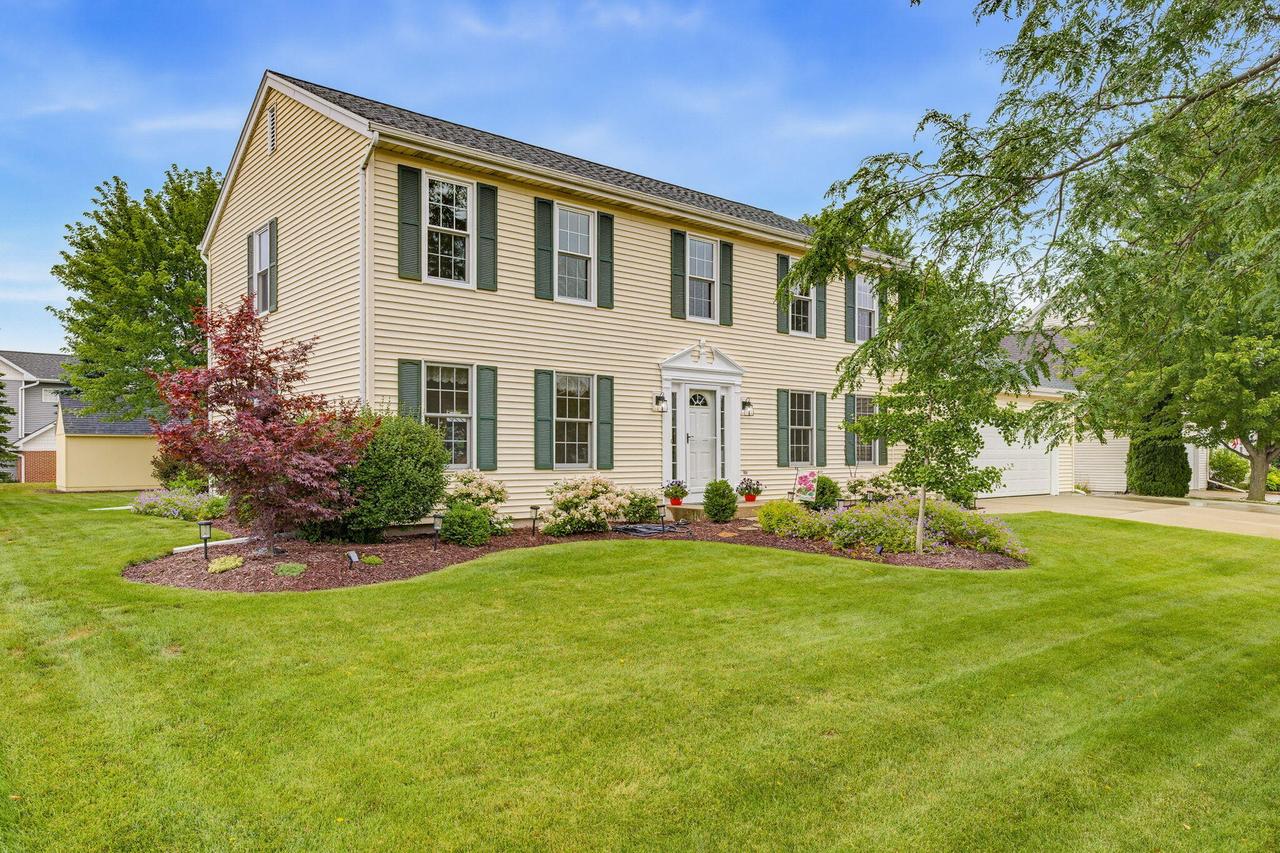 688 W Hickory Ln, Saukville, WI 53080