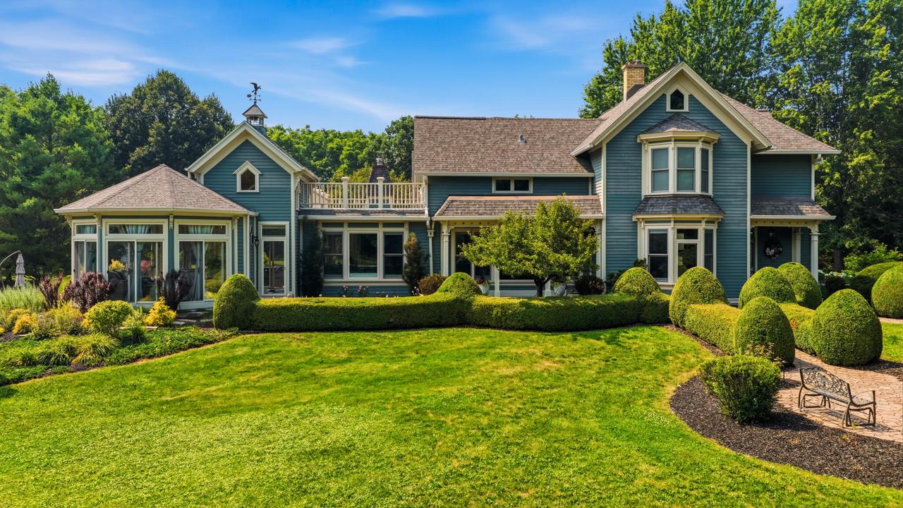 12921 N Fox Hollow, Mequon, WI 53097